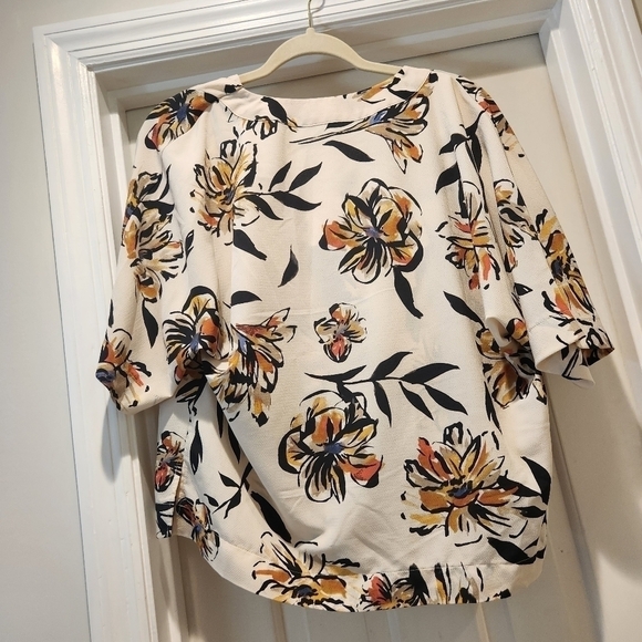 Madison floral print top Women's size small - Picture 6 of 9